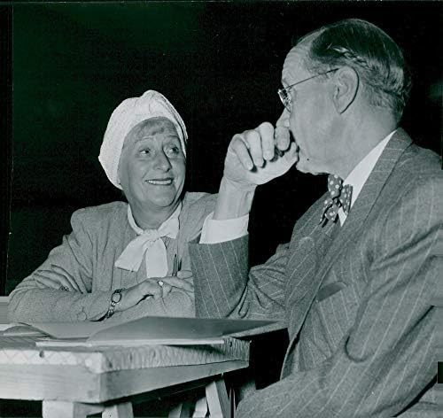 Реколта снимка Голда Наторпа и G246; сто Седерлунд разглежда ги алуминиеви валцувани книжка в киното Vasateatern